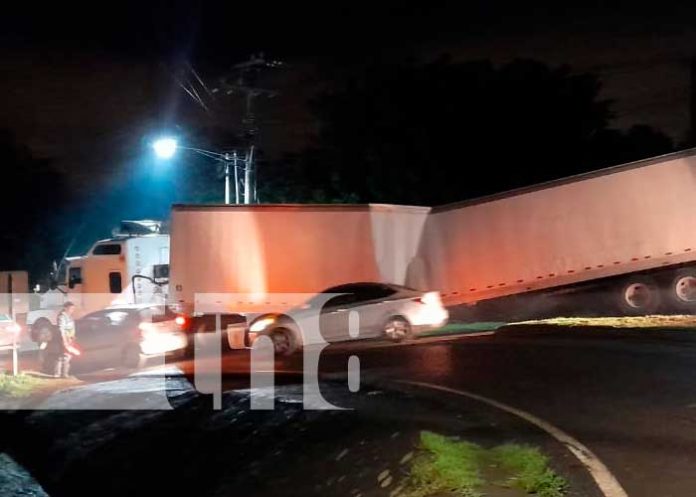Camión termina cruzado en plena vía tras partirse en dos en la Cuesta El Plomo, Managua