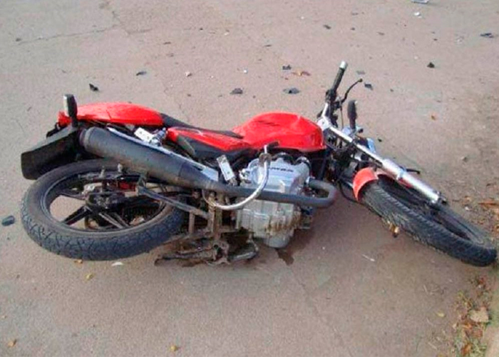 Motociclista y acompañante casi pierden la vida en fuerte impacto en Jinotega