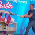 Pastor "endiblado" destruye la casa de Barbie a punto de batazos