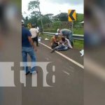 Conductor de vehículo catapulta a motociclistas y los deja grave en El Rama