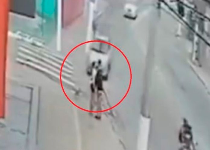 Foto: Video: Conductor atropella a pareja mientras se besaba en la vía pública / Cortesía