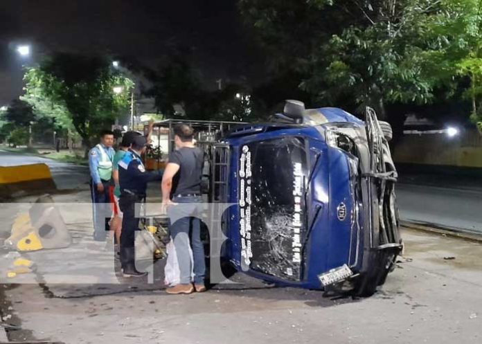 Foto: Volcado terminó un camión, luego de impactar contra una de las vallas de contención en la pista Juan Pablo Segundo/TN8