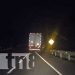 Conductor se estrella con paredón de tierra en la carretera El Crucero-Managua