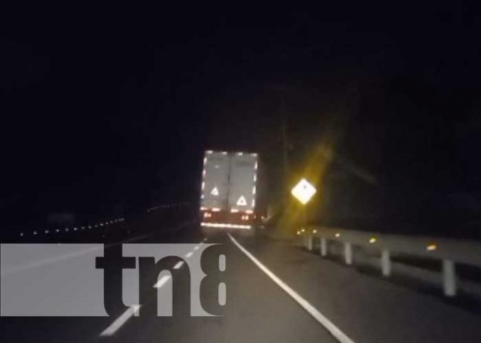 Conductor se estrella con paredón de tierra en la carretera El Crucero-Managua