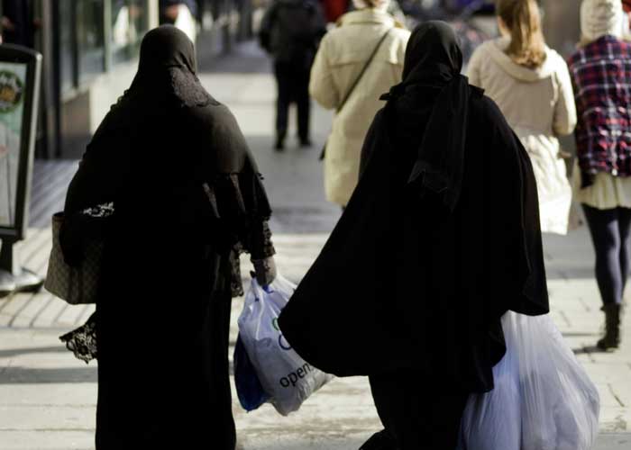 Francia prohibirá el uso de abaya en todas las escuelas