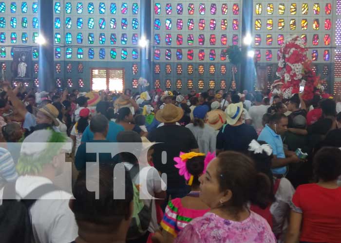 Fluye la devoción en recorrido de Santo Domingo en barrios de Managua