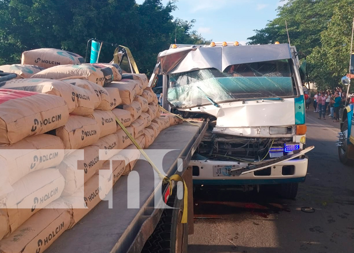 Fuerte impacto entre dos camiones deja a dos personas lesionadas en Estelí
