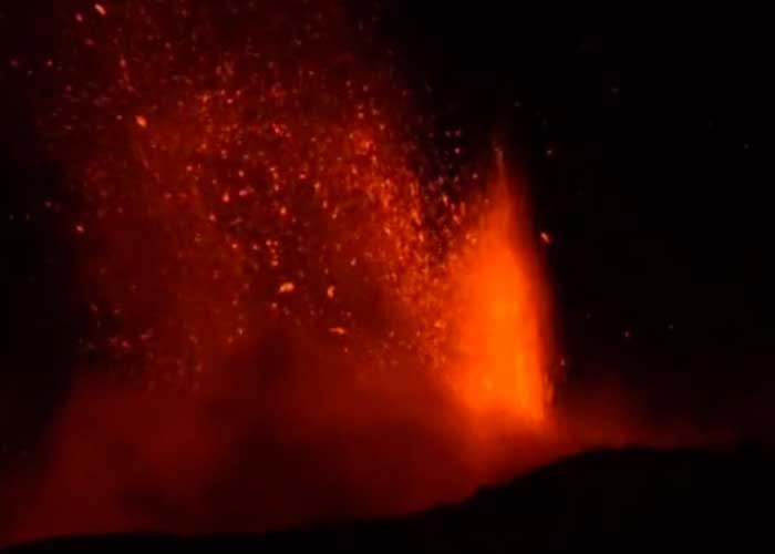 El volcán Etna, estalla con expulsión de lava y cenizas en Italia