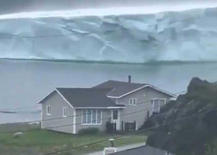 Colosal iceberg es captado navegando en Canadá (VIDEO)