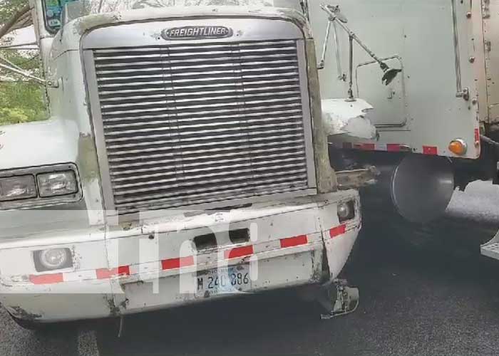 Fuerte impacto entre furgones en Estelí deja cuantiosos daños materiales
