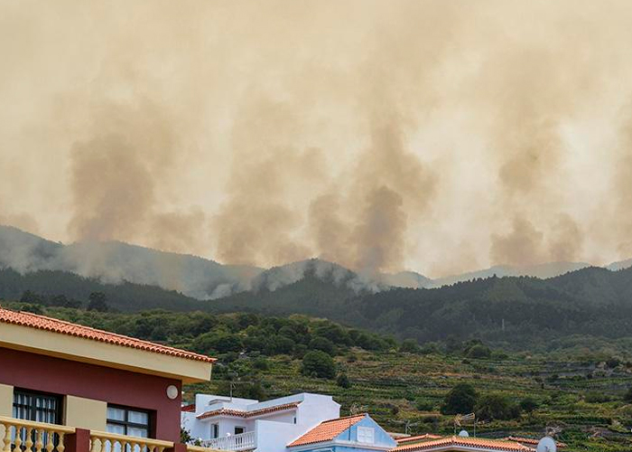 Descontrolado incendio arrasa con 5 mil hectáreas de Tenerife en España