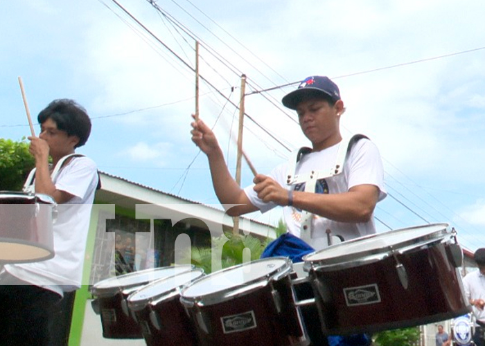 Estudiantes del Distrito V de Managua dieron inicio a las festividades patrias con un emotivo desfile