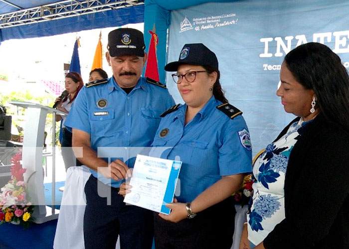 Culminan con éxito sus estudios miembros de la policía en el Centro José Coronel Urtecho