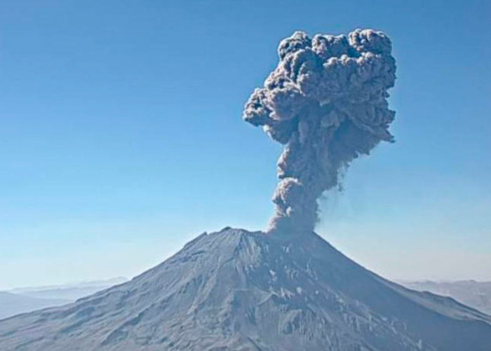 Se registra nueva explosión de gran magnitud en volcán Ubinas de Perú