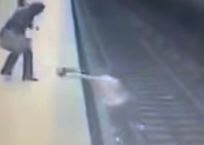 Por "mano larga" hombre cae a la vías del metro y muere en la India