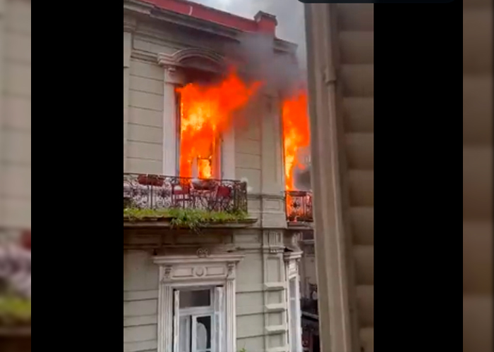 Violento incendio arrasó un edificio en Argentina
