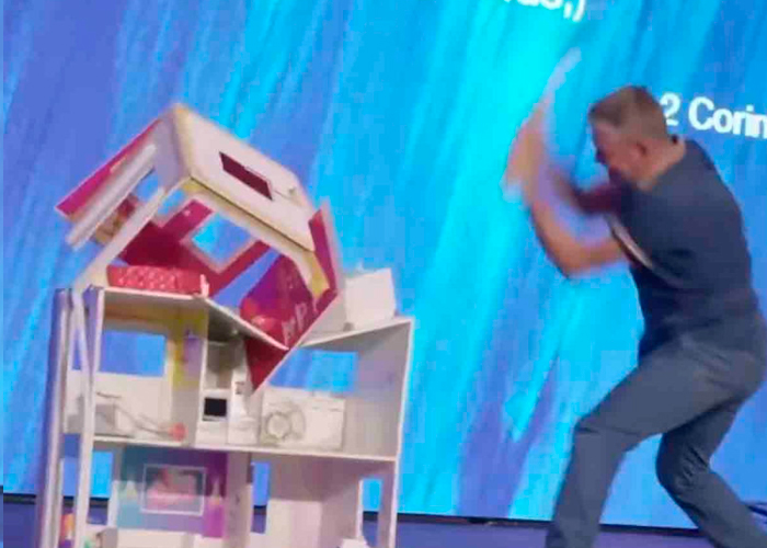 Pastor "endiblado" destruye la casa de Barbie a punto de batazos