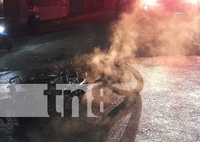 Foto: Falla en el sistema eléctrico: Motocicleta termina incinerada sobre la Carretera Norte / TN8
