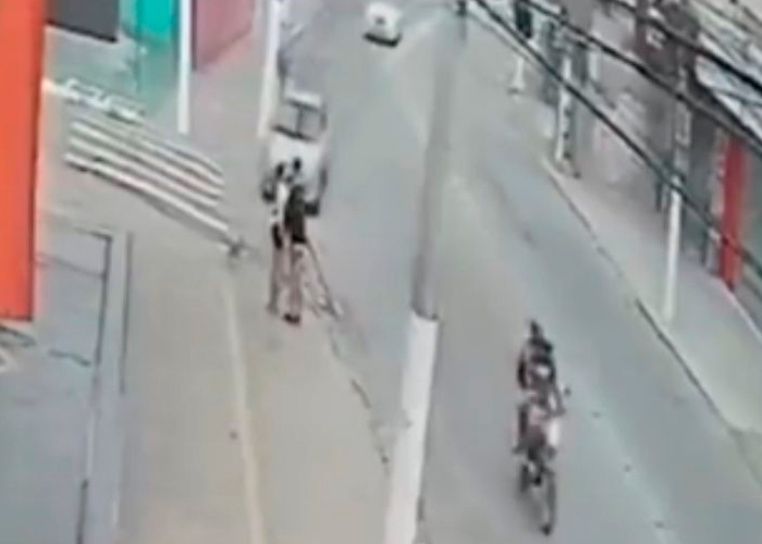 Foto:  Video: Conductor atropella a pareja mientras se besaba en la vía pública /  Cortesía 