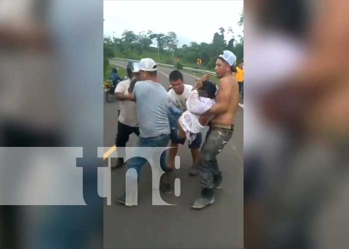 Conductor de vehículo catapulta a motociclistas y los deja grave en El Rama