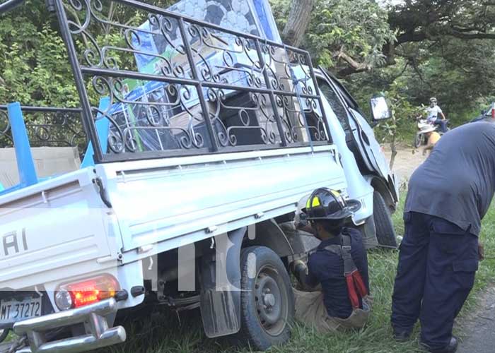 Conductor lesionado tras impactar el camión en un árbol en Estelí