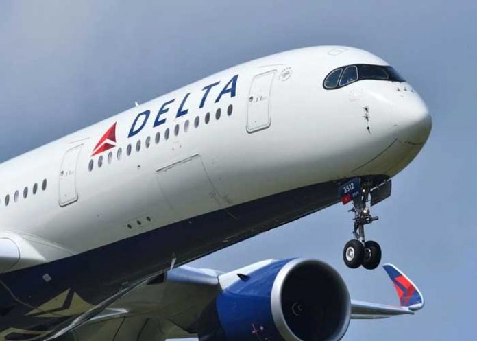 Pasajero en Delta es arrestado tras tacar a una auxiliar de vuelo