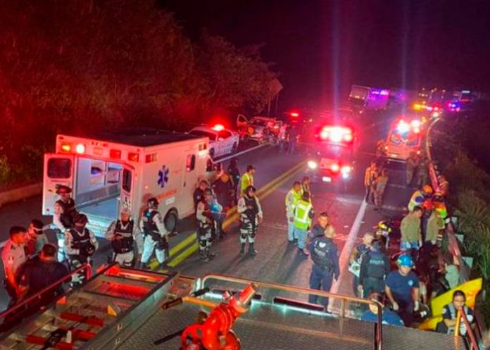 15 personas muertas y 21 lesionadas, es el saldo de un accidente en México