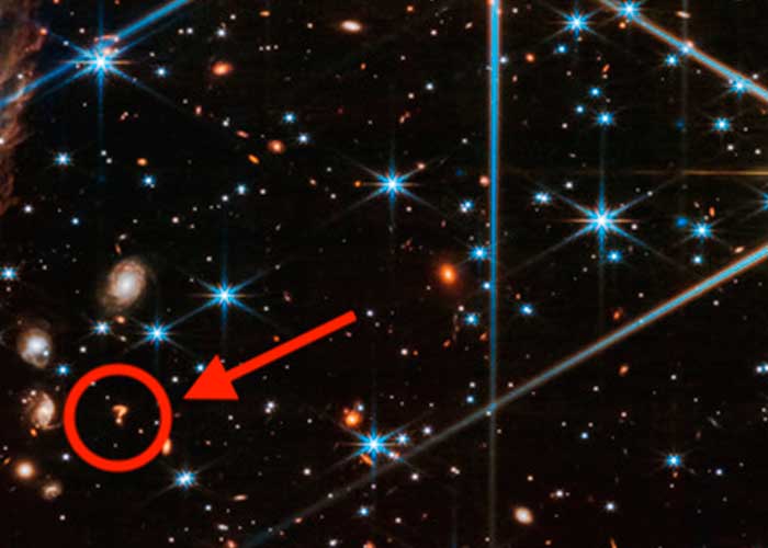 Foto: El telescopio James Webb capta un extraño "signo de interrogación" en el espacio y podría ser el resultado de la fusión entre dos galaxias / Cortesía