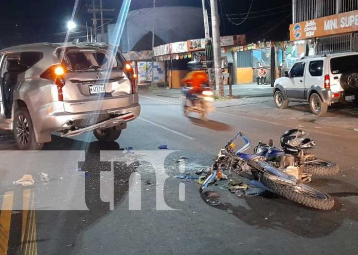 Foto: Motociclista se estrella en la parte trasera de una camioneta en el km 8 carretera sur / TN8