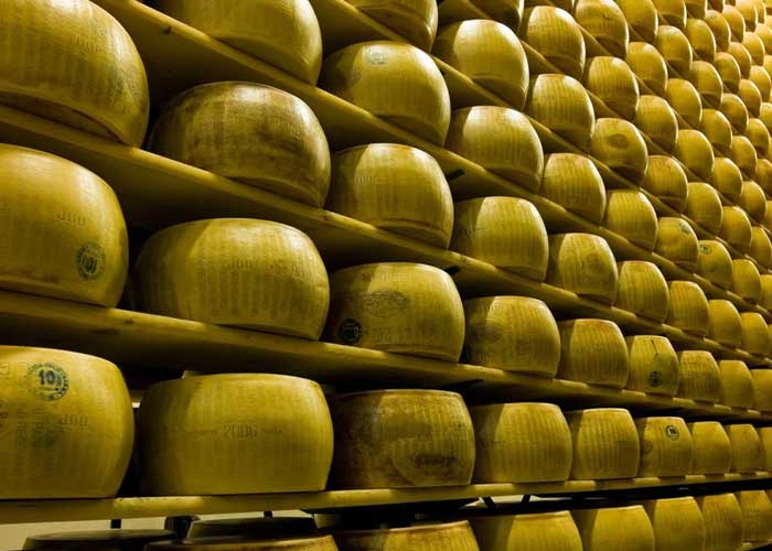 Hombre muere aplastado por ruedas de queso en Italia