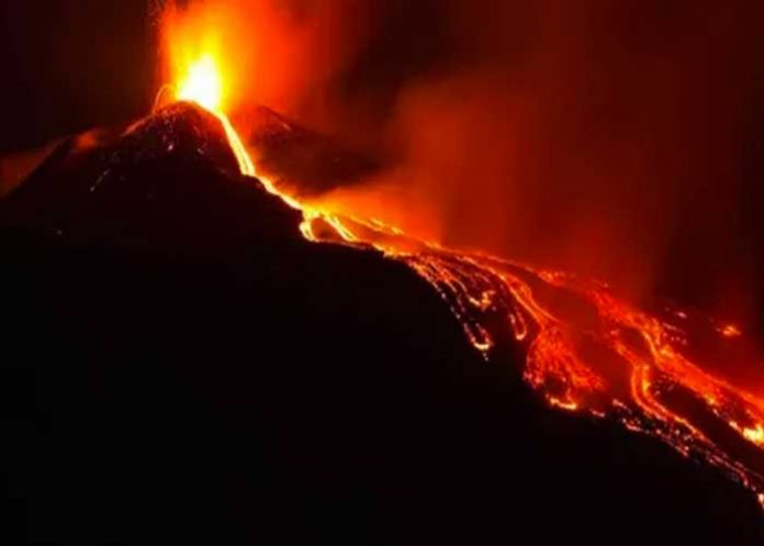 El volcán Etna, estalla con expulsión de lava y cenizas en Italia