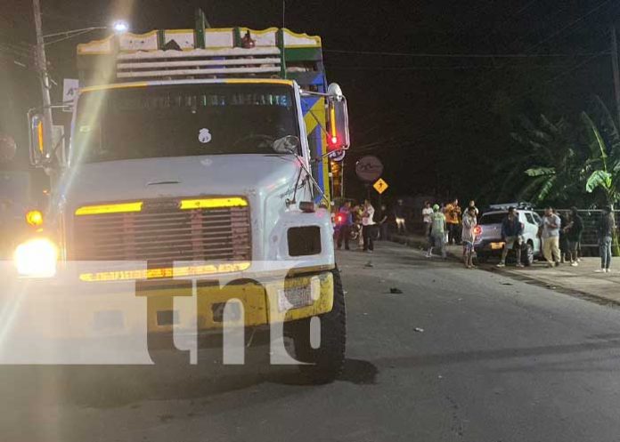 Una persona grave en Juigalpa tras violento choque entre un vehículo y un camión