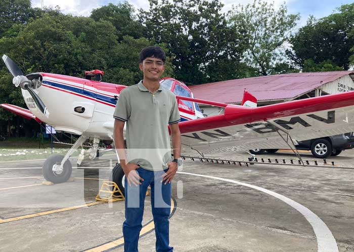 Jefferson Centeno de18 años es el piloto más joven de Nicaragua
