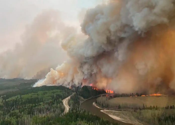 Más de 20 mil habitantes huyeron debido al gran incendio en Canadá