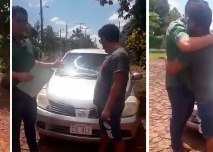 Foto: Hombre rifa su auto para pagar operación de su hija y el ganador lo devuelve / Cortesía