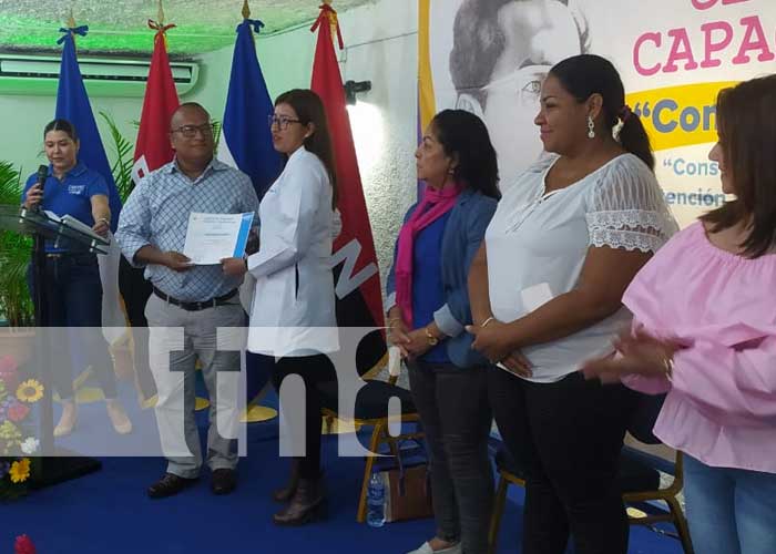 Foto: servidores públicos de Managua reciben certificado/TN8