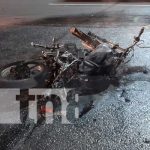 Foto: Falla en el sistema eléctrico: Motocicleta termina incinerada sobre la Carretera Norte / TN8