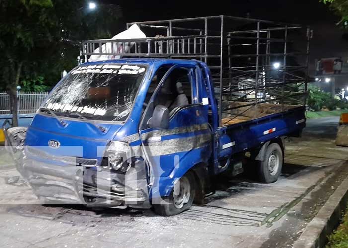 Foto: Volcado terminó un camión, luego de impactar contra una de las vallas de contención en la pista Juan Pablo Segundo/TN8