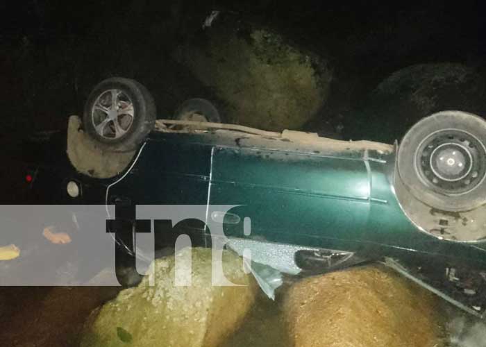 Foto: Los pasajeros de un taxi vivieron momentos de angustia, luego que el vehículo en que viajaban cayera al río Alalí en Jalapa/TN8