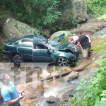 Foto: Los pasajeros de un taxi vivieron momentos de angustia, luego que el vehículo en que viajaban cayera al río Alalí en Nueva Segovia/TN8