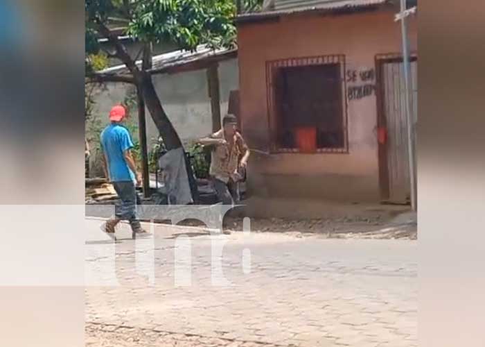 Foto: Se lo bajan de una pedrada por intentar abusar de una mujer en Waslala Matagalpa, el hecho se ha viralizado en las redes sociales / TN8