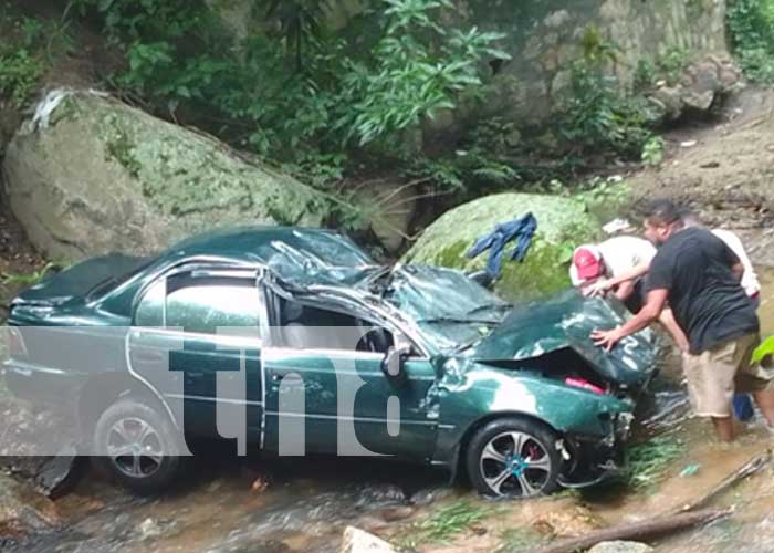 Foto: Los pasajeros de un taxi vivieron momentos de angustia, luego que el vehículo en que viajaban cayera al río Alalí en Jalapa/TN8