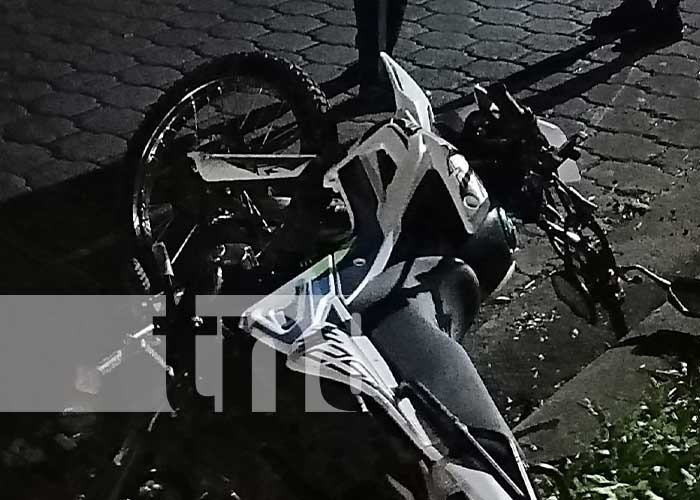 Foto: Motociclista graves al ser impactado por un taxi en la cercanía de Clínica Don Bosco en Managua, las autoridades realizan las investigación / TN8