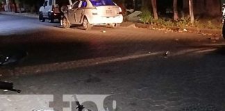 Foto: Motociclista graves al ser impactado por un taxi en la cercanía de Clínica Don Bosco en Managua, las autoridades realizan las investigación / TN8