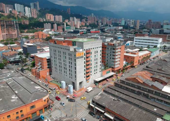Hombre es impactado por una bala perdida en Medellín