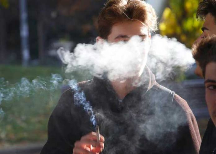 Adolescentes que fuman presentan reducción de materia gris