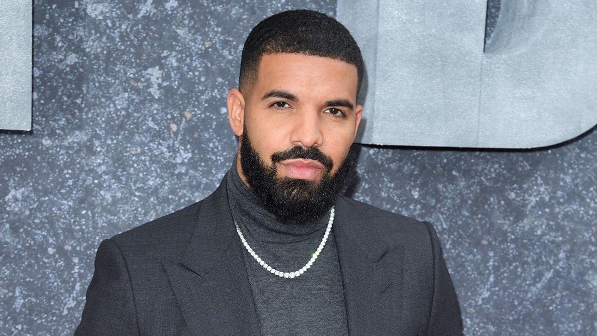 Drake fue atacado por un fan que le lanzó un libro en la cara durante la presentación que el cantante ofreció en San Francisco.