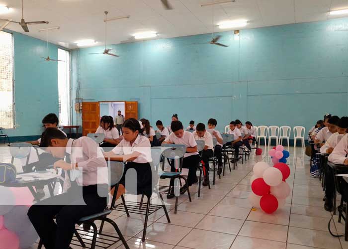 Estudiantes compitiendo en el certamen mejor estudiante en Managua