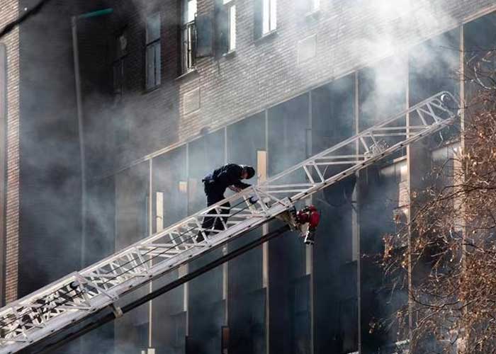 Incendio de edificio en Sudáfrica deja al menos 73 muertos