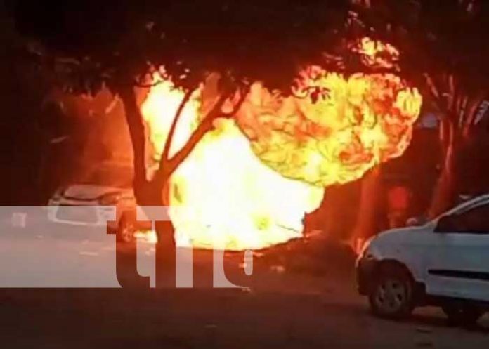 Foto: Incendio en un vehículo en un taller de Bilwi / TN8